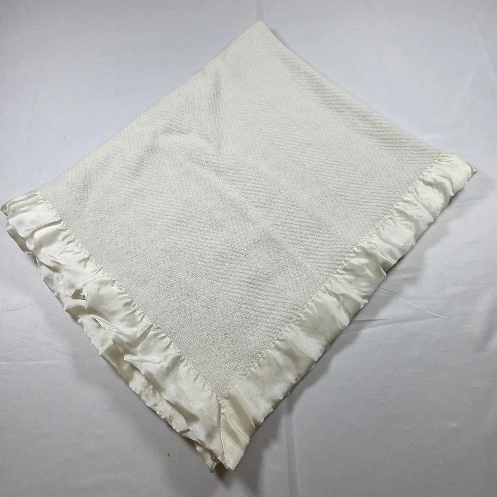 Vintage Cream Waffle Weave Baby Blanket Satin Ruffle Trim 34x46 Tag Missing